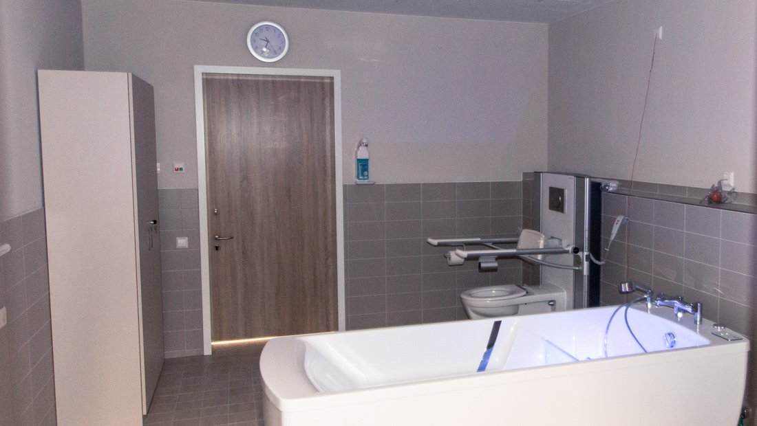 Behinderten gerechtes Badezimmer im Epilepsiezentrum Kleinwachau.