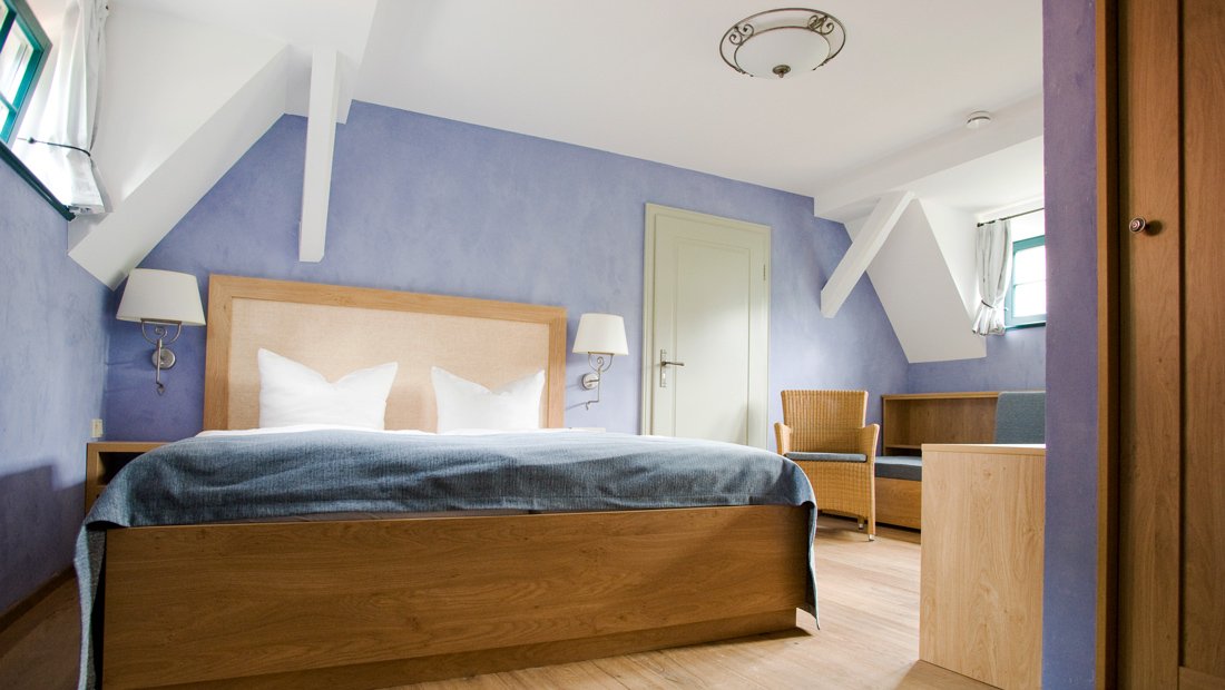 Blick in das geräumige Schlafzimmer des Apartments in Hofloessnitz.