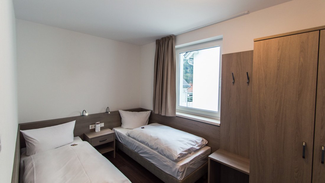 Schlafzimmer mit zwei Einzelbetten elbresort Rathen