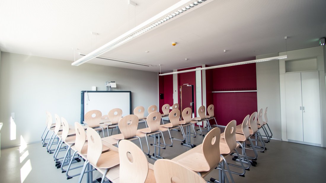 Klassenraum mit Interaktiver Tafel im Gymnasium Bürgerwiese Dresden.