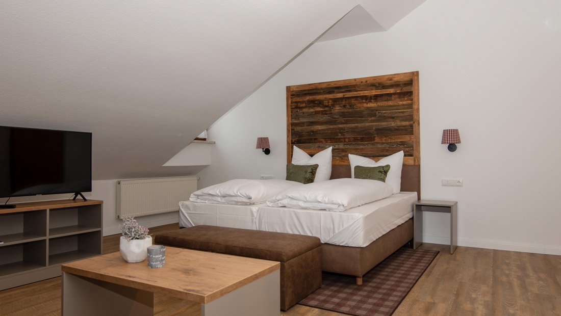 Schlafzimmer-1-Aparthotel-Deutscher-Kaiser